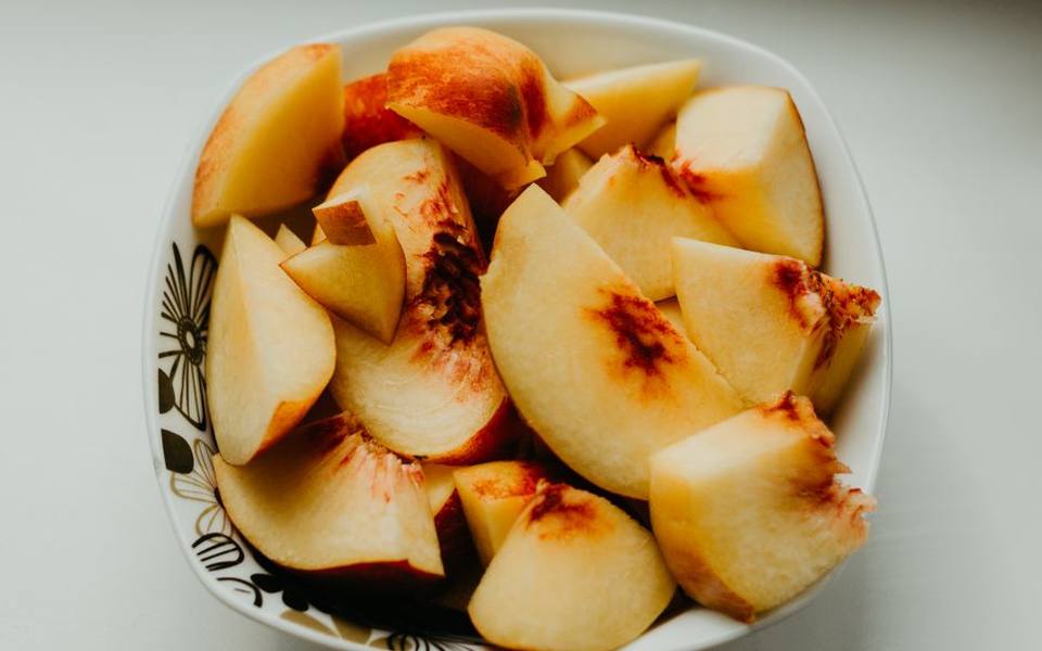 Mastering the Kitchen Knife: How to Cut and Peel Ripe Peaches